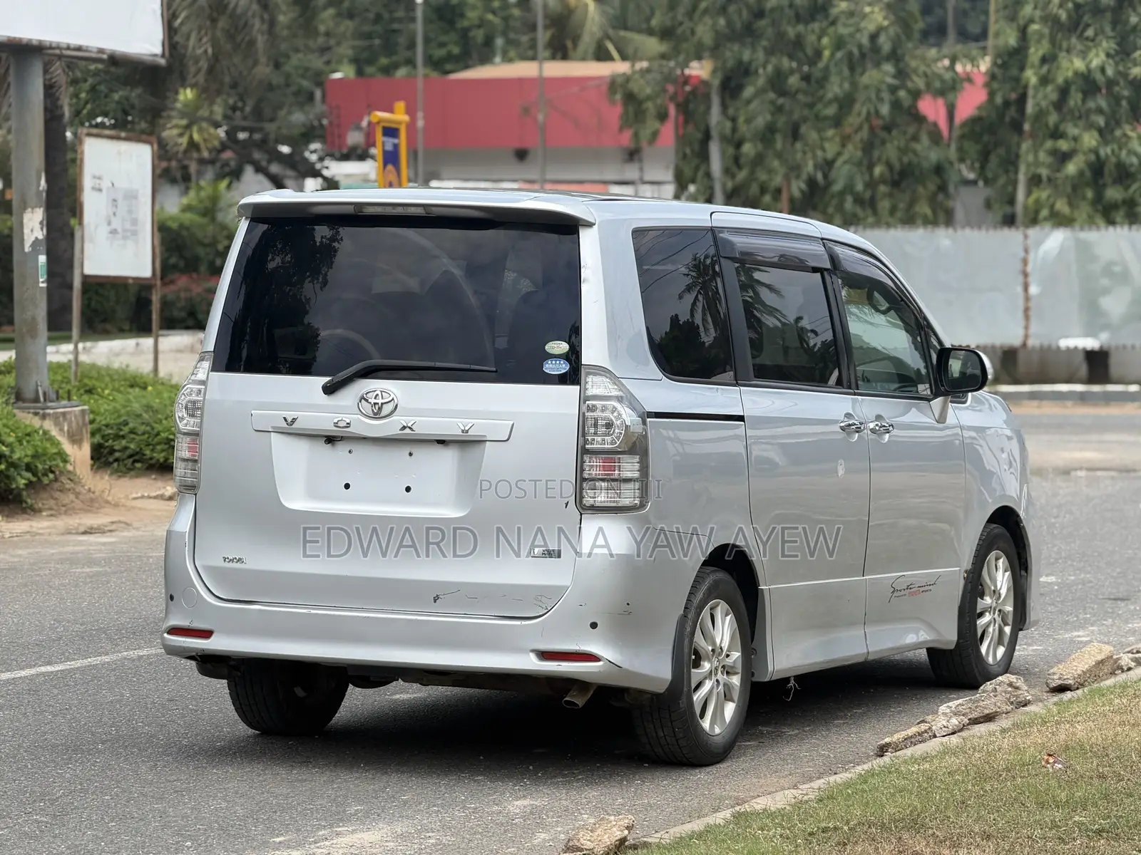 Toyota Voxy V 4WD 8-Seater 2010 Silver