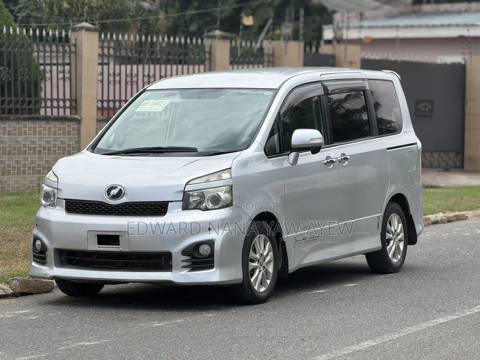 Toyota Voxy V 4WD 8-Seater 2010 Silver