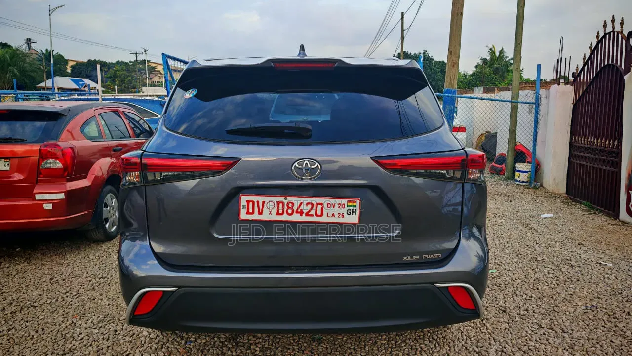 Toyota Highlander XLE 2021 Gray