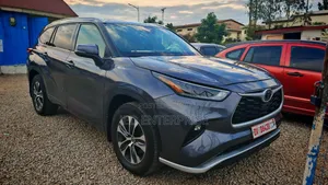 Toyota Highlander XLE 2021 Gray