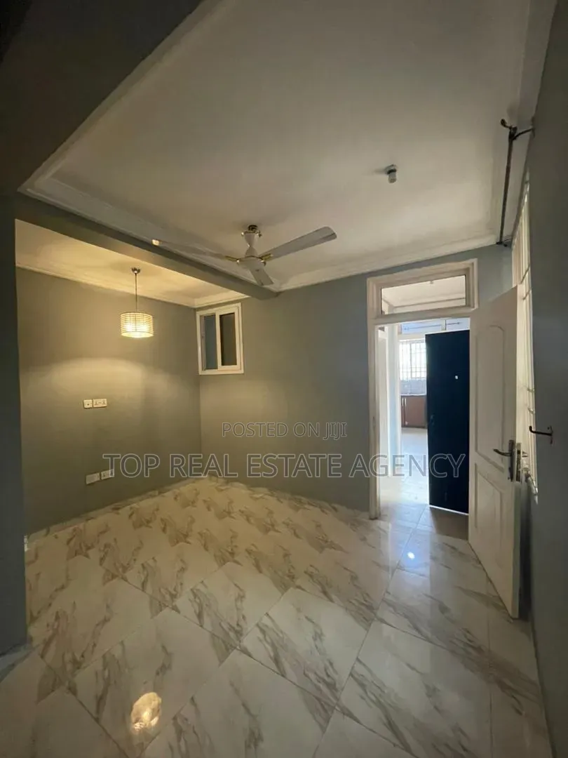 5bdrm House in 150, Ola Achool Area for rent