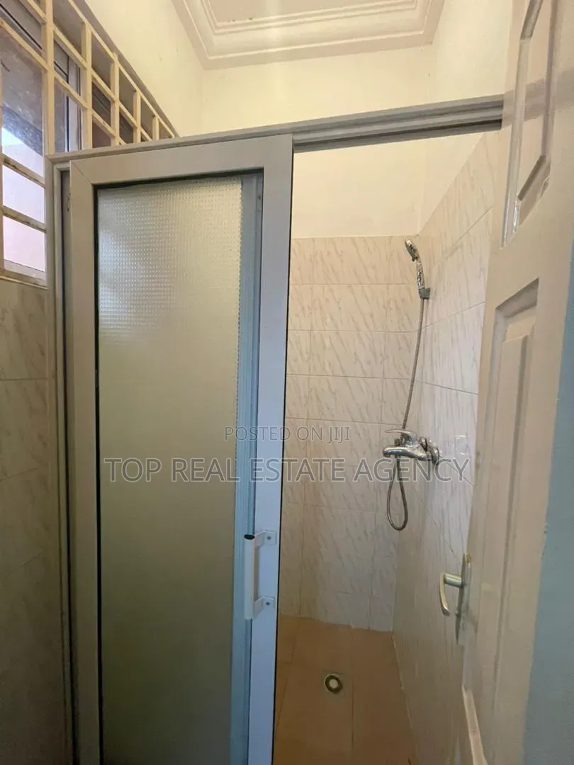 5bdrm House in 150, Ola Achool Area for rent