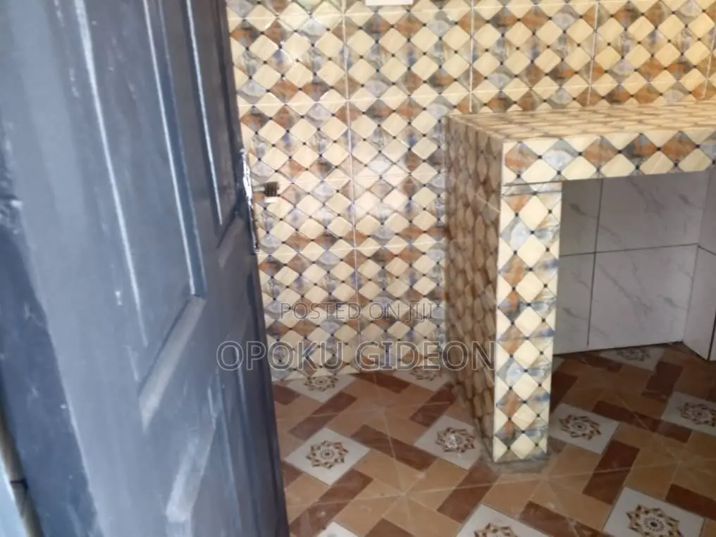 1bdrm Room & Parlour in Canada, Olebu for rent