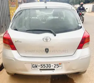 Toyota Vitz 1.3 FWD 5dr 2010 Silver