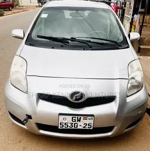 Toyota Vitz 1.3 FWD 5dr 2010 Silver