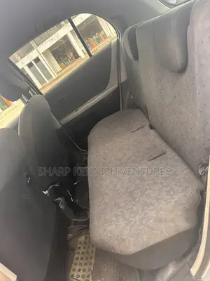 Toyota Vitz 1.3 FWD 5dr 2010 Silver