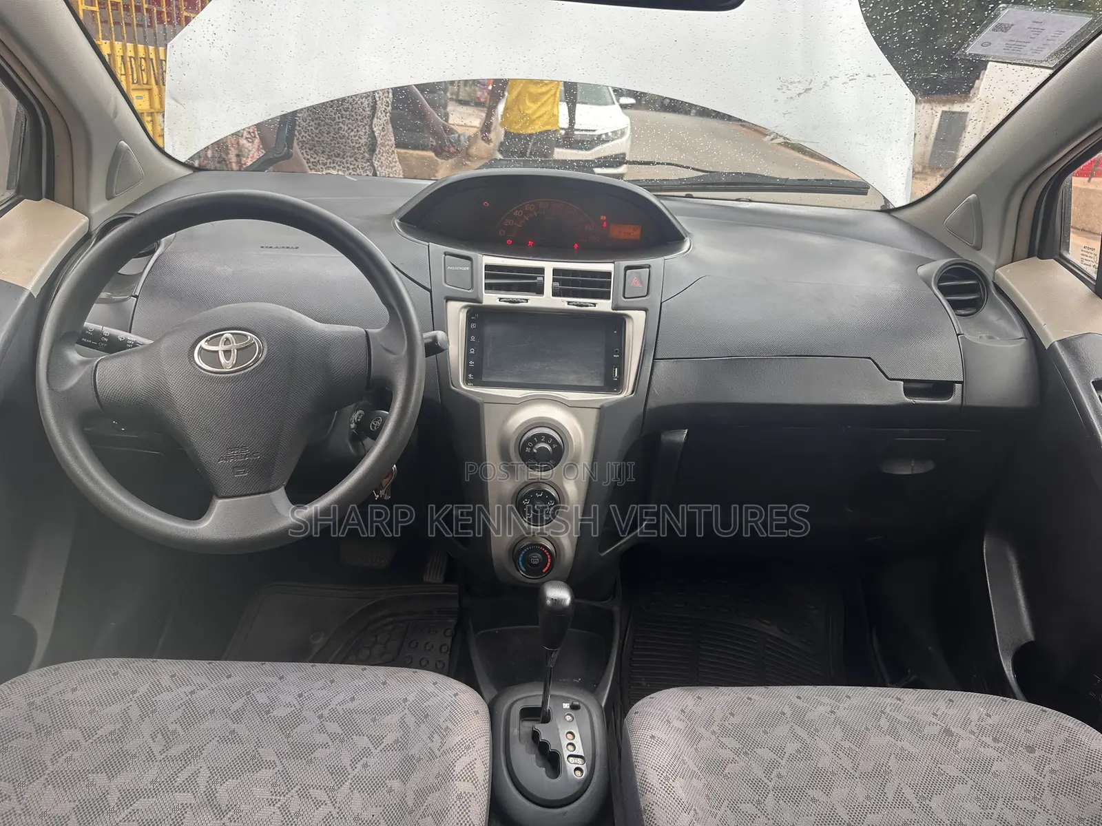 Toyota Vitz 1.3 FWD 5dr 2010 Silver