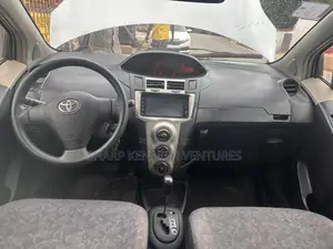 Toyota Vitz 1.3 FWD 5dr 2010 Silver