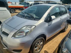 Toyota Vitz 2009 Silver