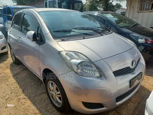 Toyota Vitz 2009 Silver