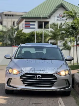 Hyundai Elantra Limited Sedan FWD (2.0L 4cyl 6A) 2017 Silver