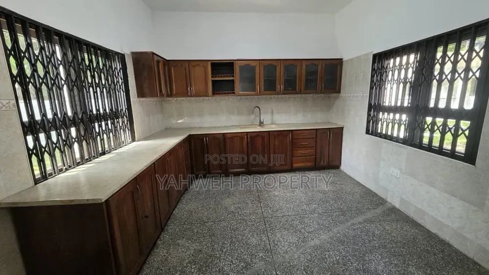 8bdrm House in Cantonments, US Embassy Area for rent