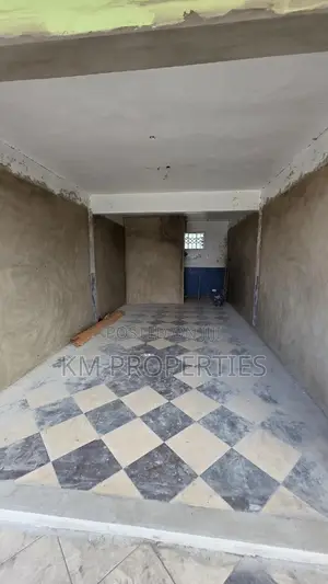Spacious Road-Side Single Shop