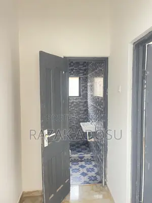 1bdrm Room & Parlour in School Junction for rent