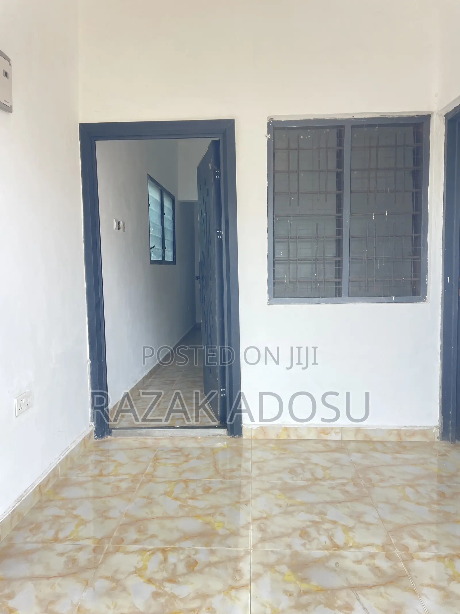1bdrm Room & Parlour in School Junction for rent