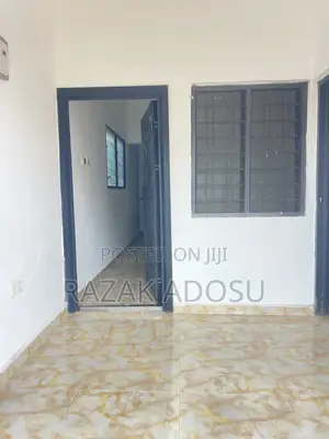 1bdrm Room & Parlour in School Junction for rent