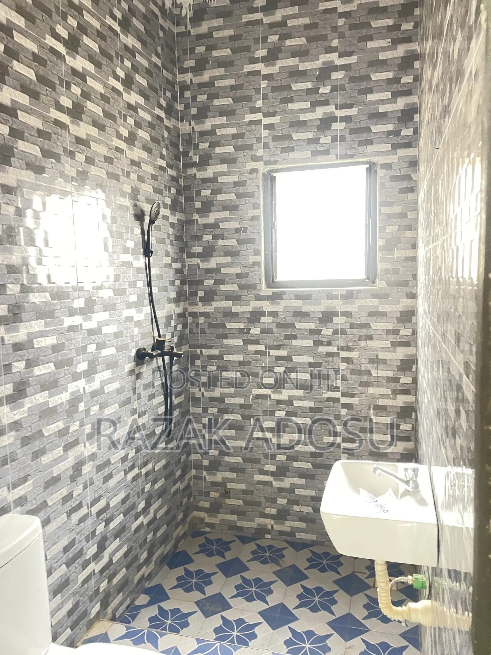 1bdrm Room & Parlour in School Junction for rent