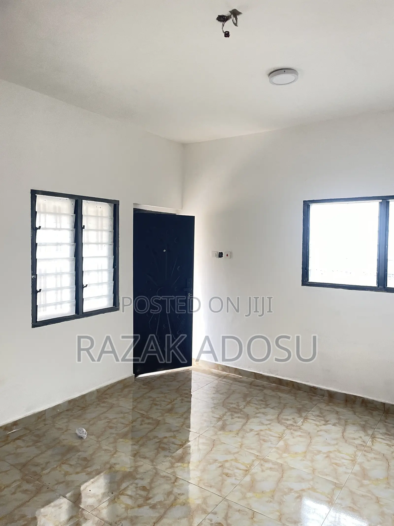 1bdrm Room & Parlour in School Junction for rent