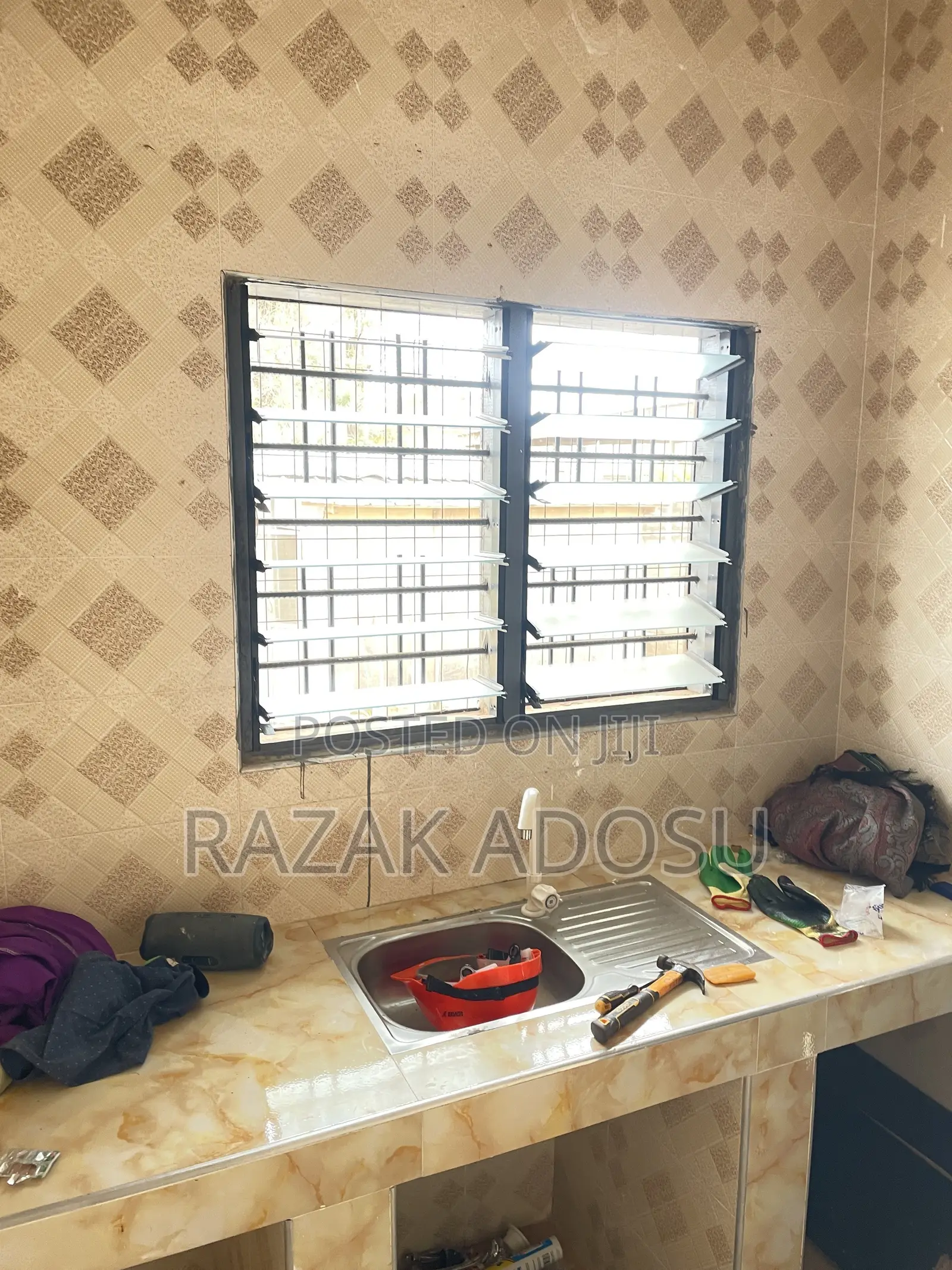 1bdrm Room & Parlour in School Junction for rent