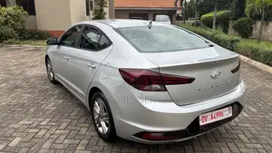 Hyundai Elantra SEL 2019 Silver