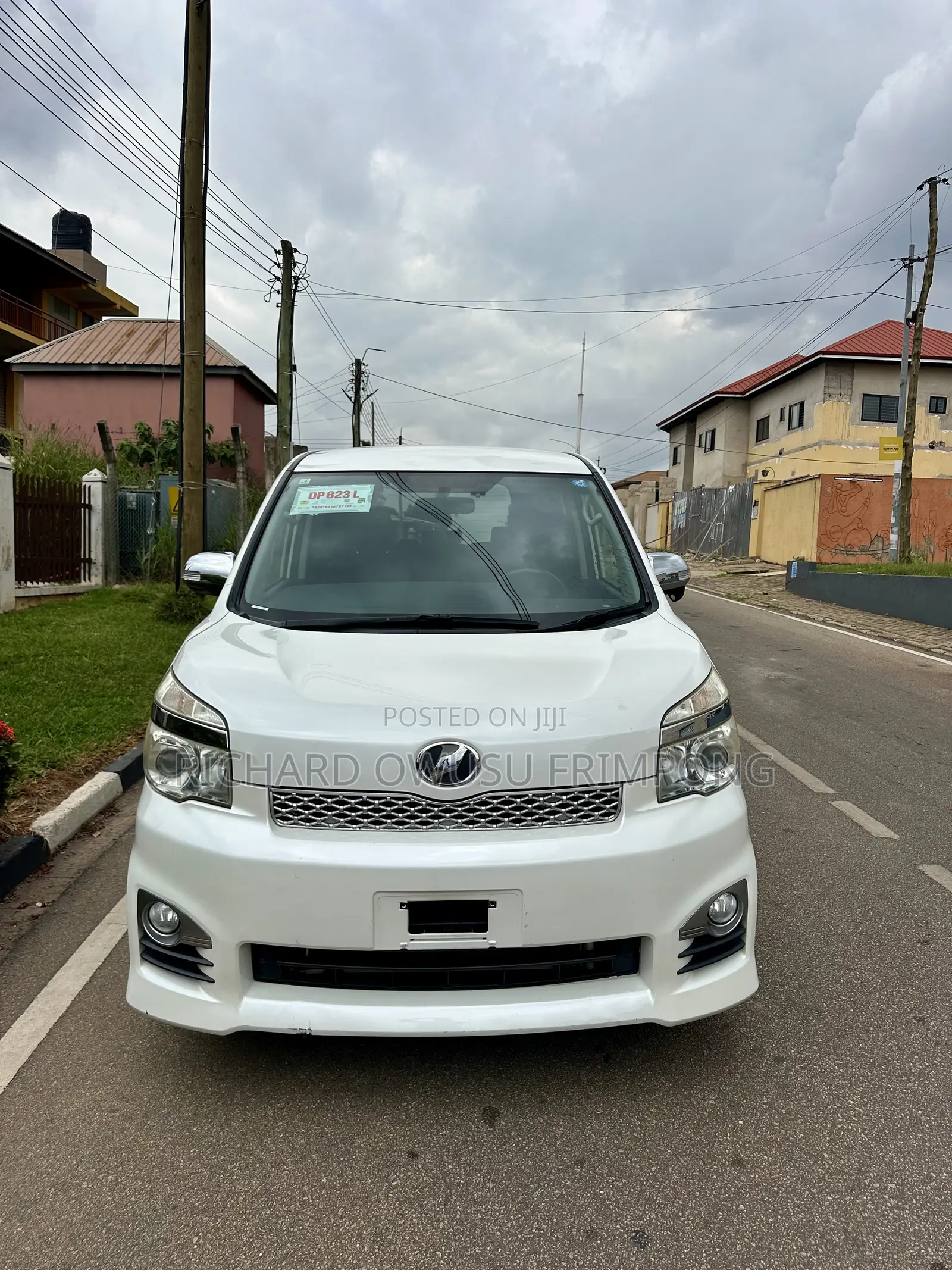 Toyota Voxy V 2WD 8-Seater 2012 White
