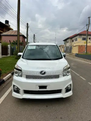Toyota Voxy V 2WD 8-Seater 2012 White