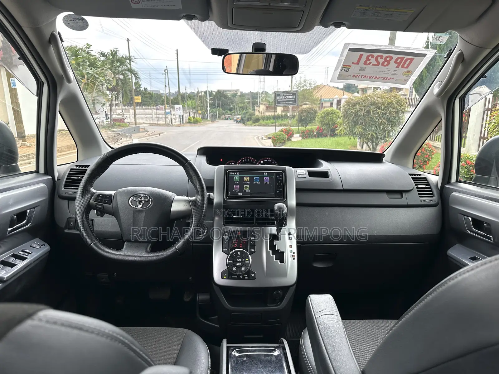 Toyota Voxy V 2WD 8-Seater 2012 White