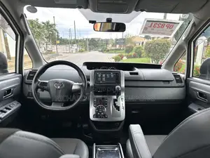 Toyota Voxy V 2WD 8-Seater 2012 White