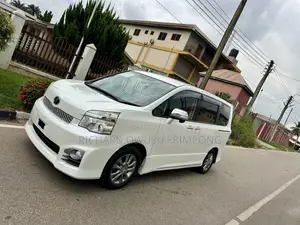 Toyota Voxy V 2WD 8-Seater 2012 White