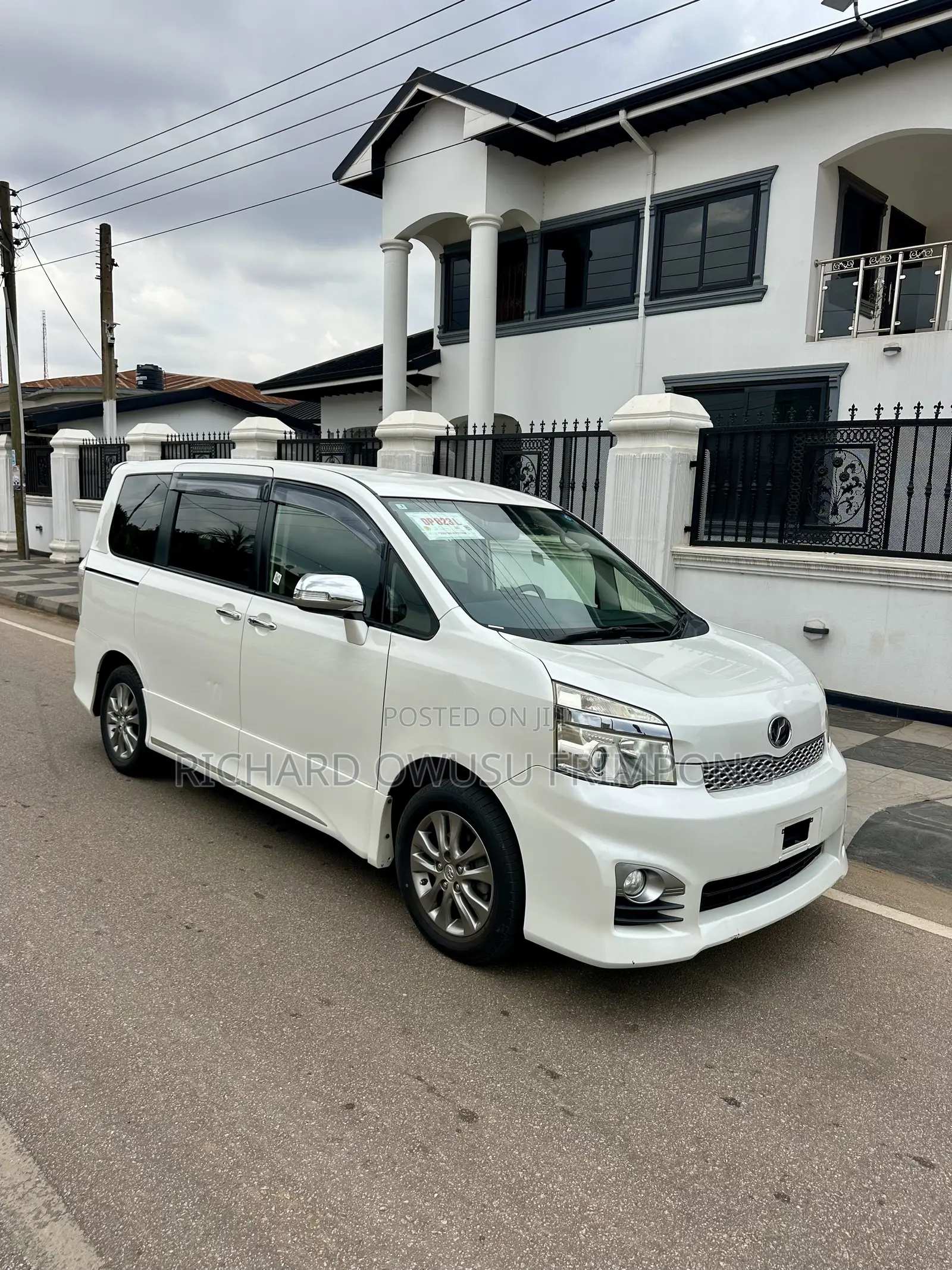 Toyota Voxy V 2WD 8-Seater 2012 White