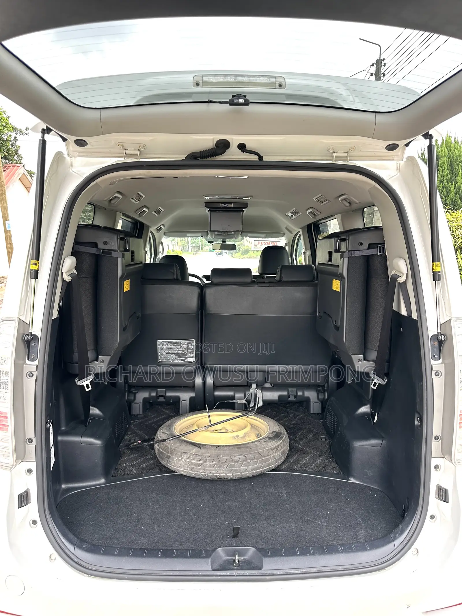 Toyota Voxy V 2WD 8-Seater 2012 White