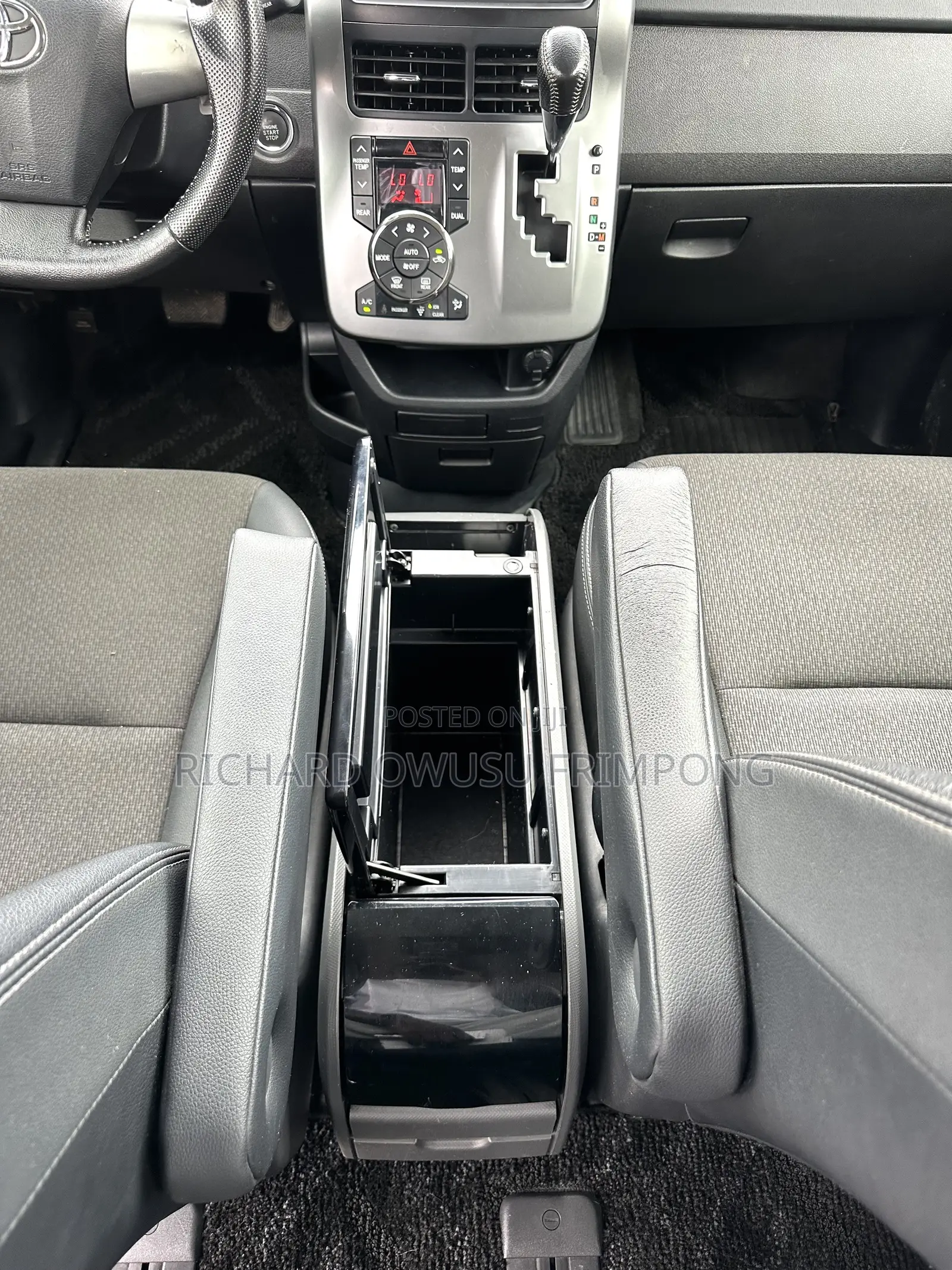Toyota Voxy V 2WD 8-Seater 2012 White