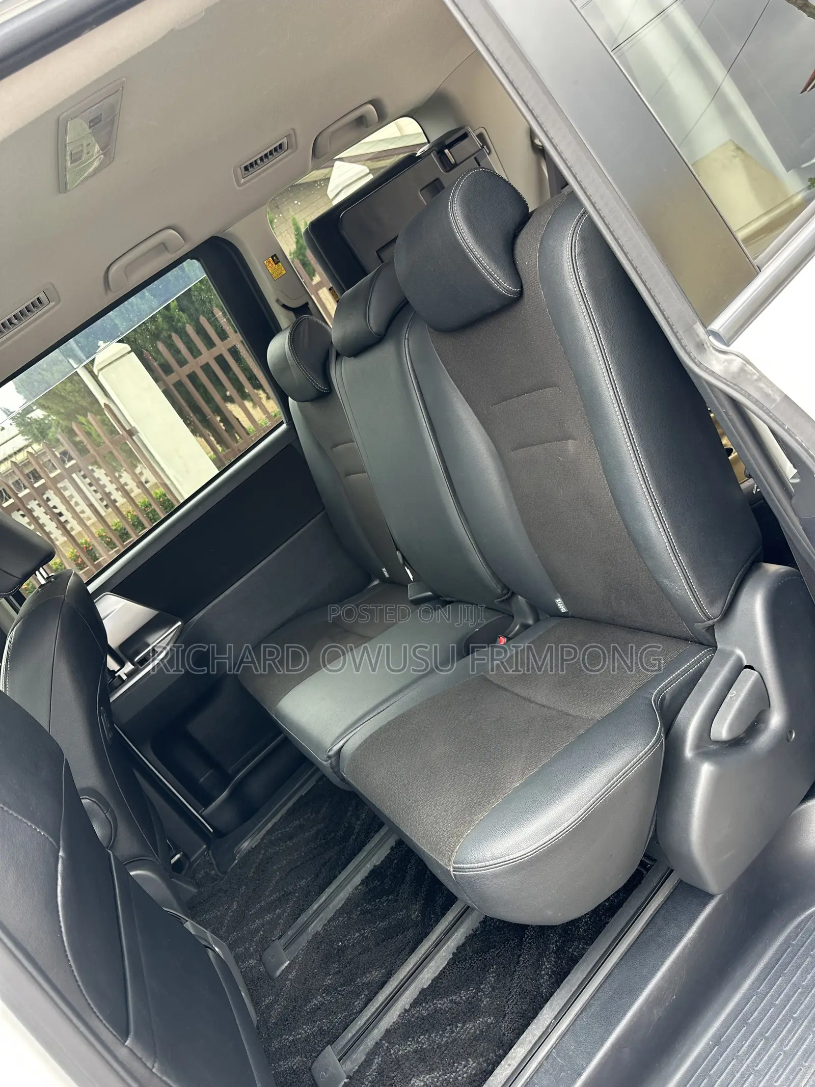 Toyota Voxy V 2WD 8-Seater 2012 White