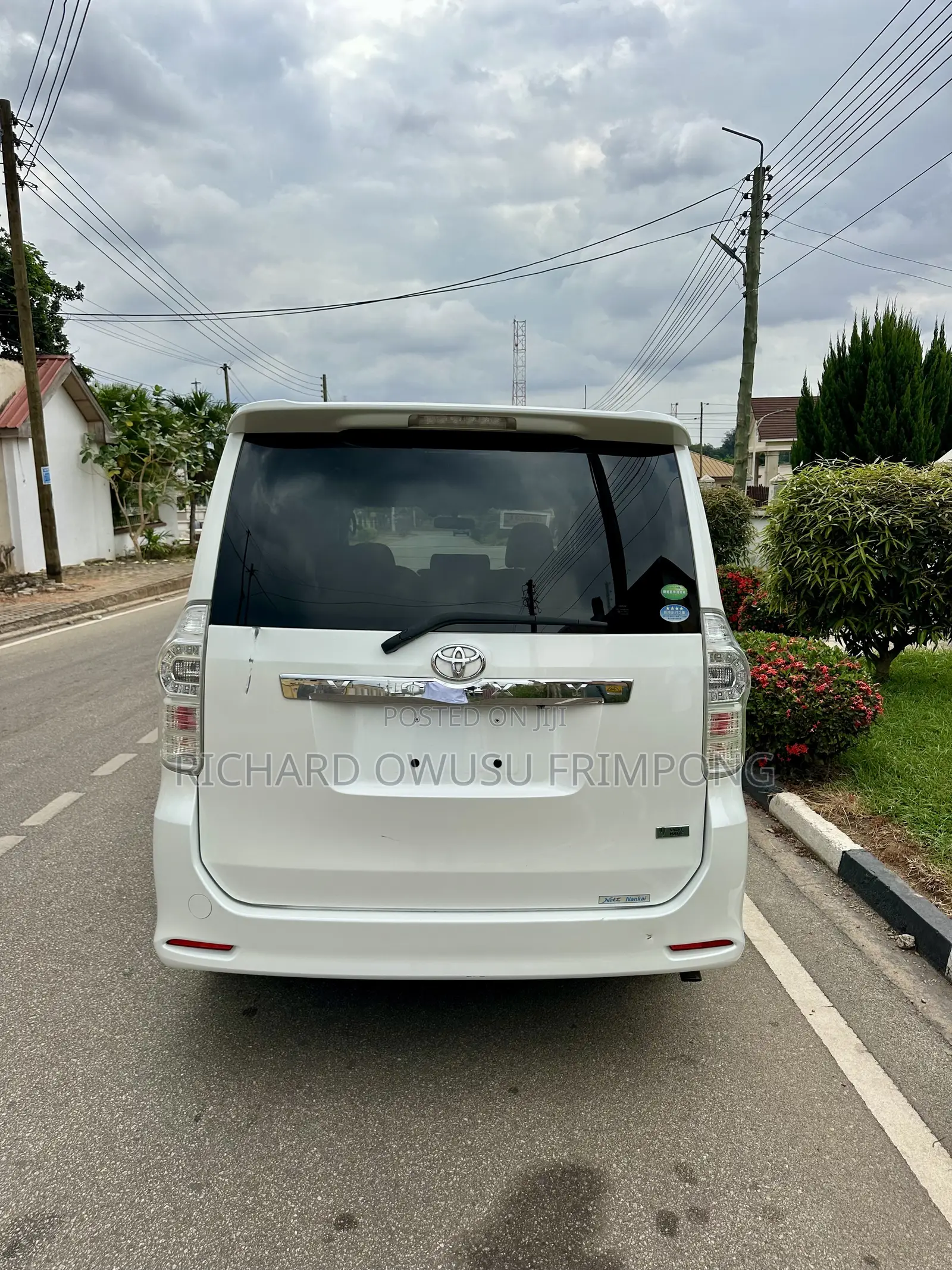 Toyota Voxy V 2WD 8-Seater 2012 White