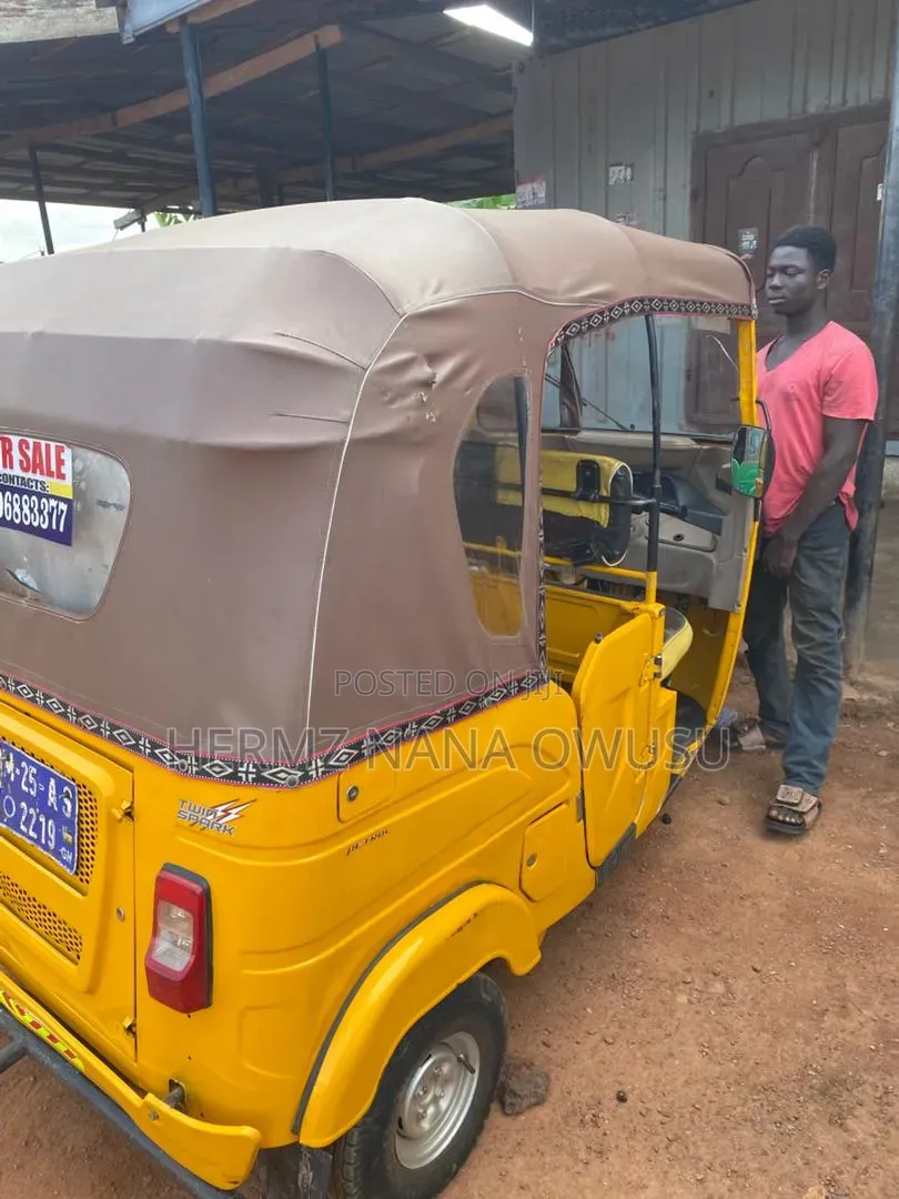 Bajaj RE 2025 Yellow