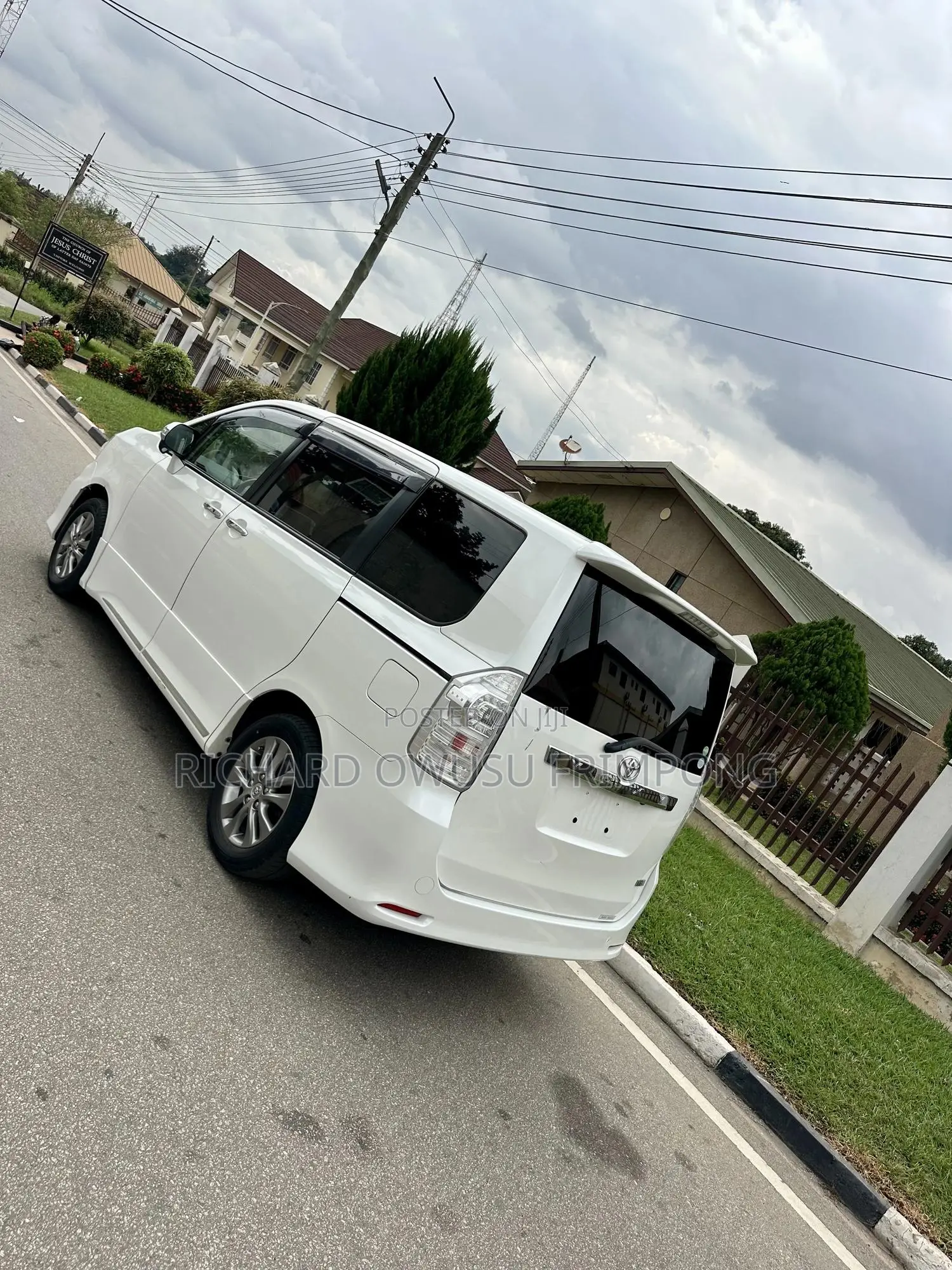 Toyota Voxy V 2WD 8-Seater 2012 White