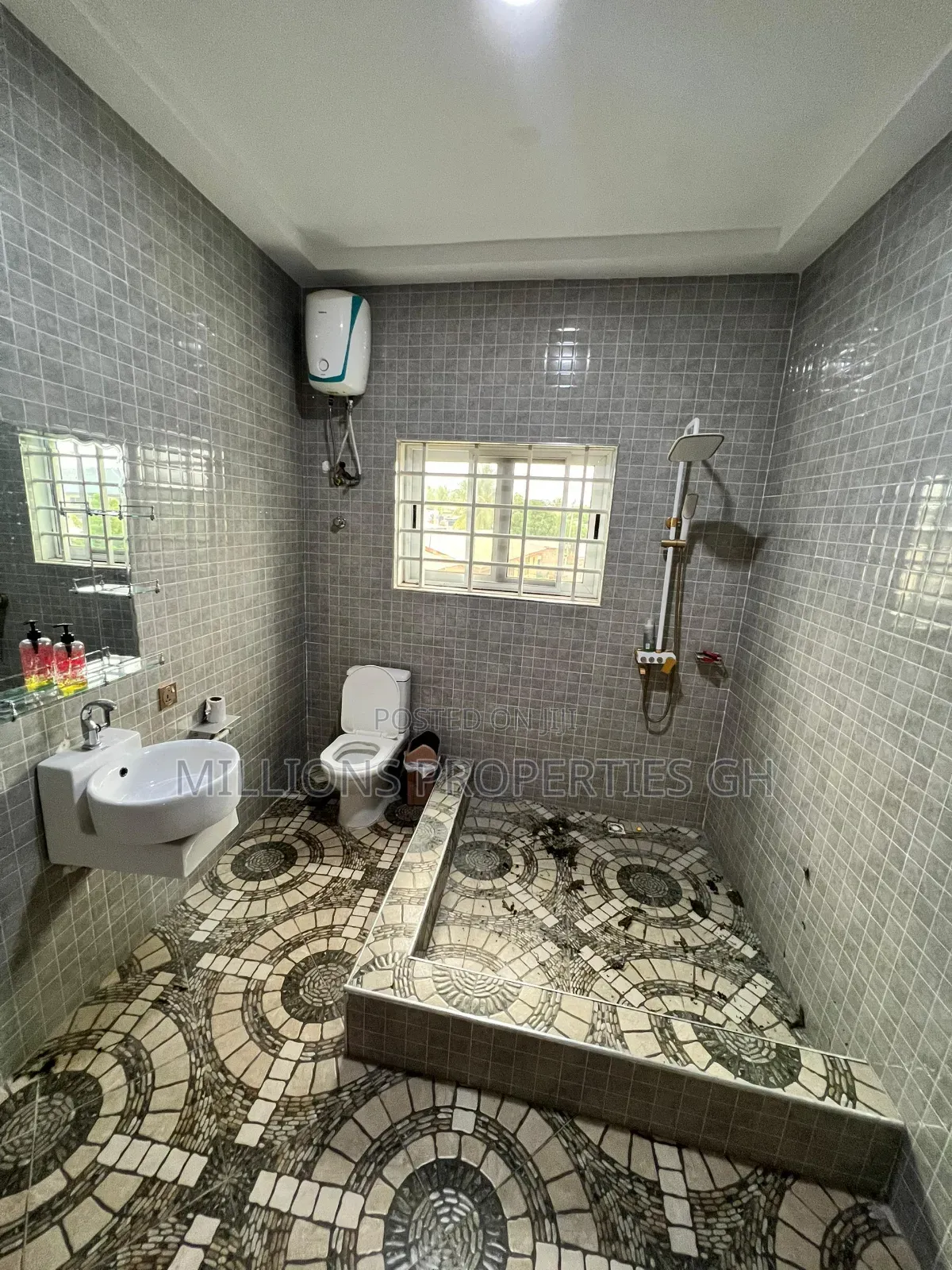 5bdrm House in Millions Properties, Accra Metropolitan for sale