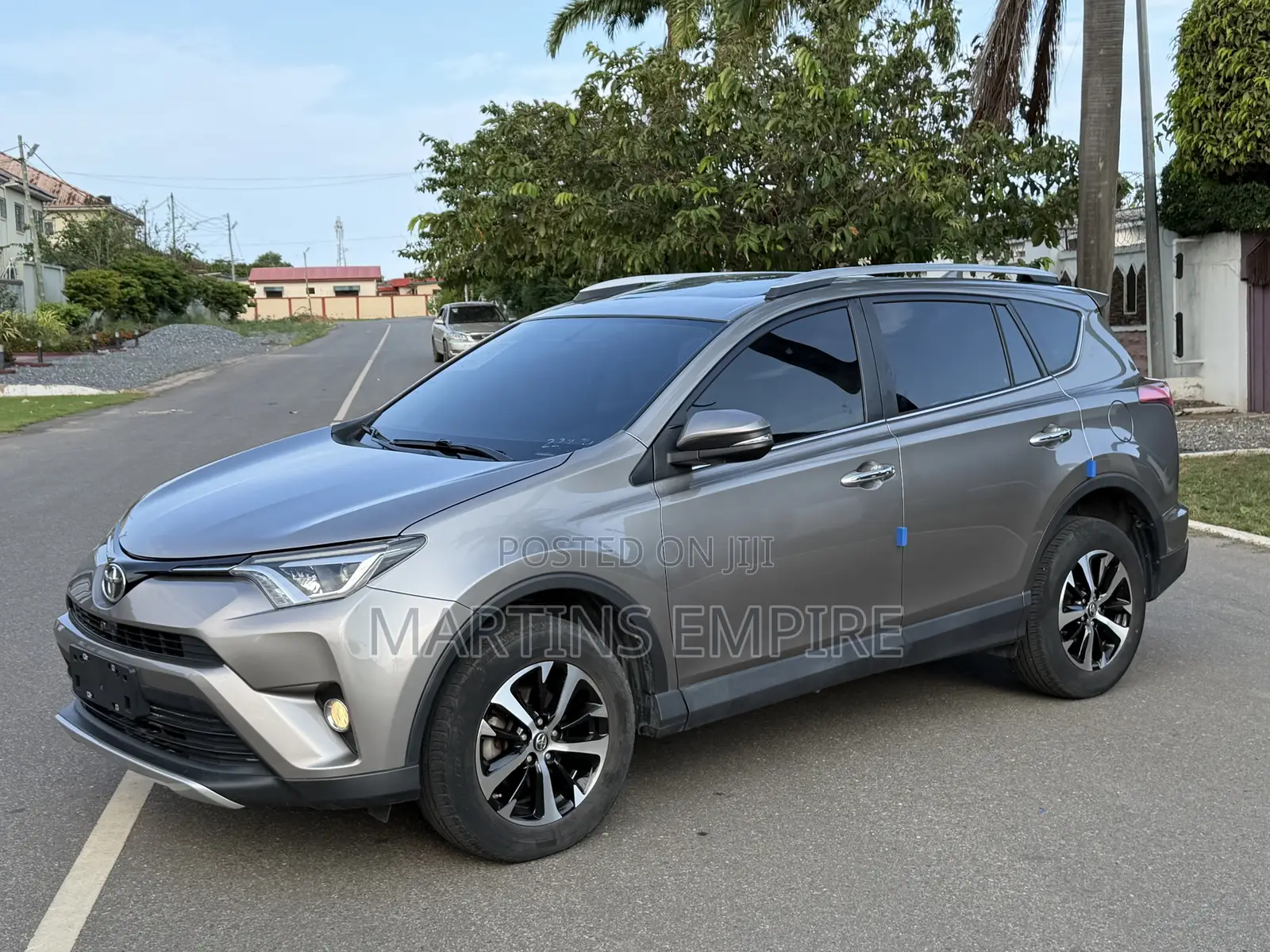 Toyota RAV4 XLE 4dr SUV (2.5L 4cyl 6A) 2018 Gold