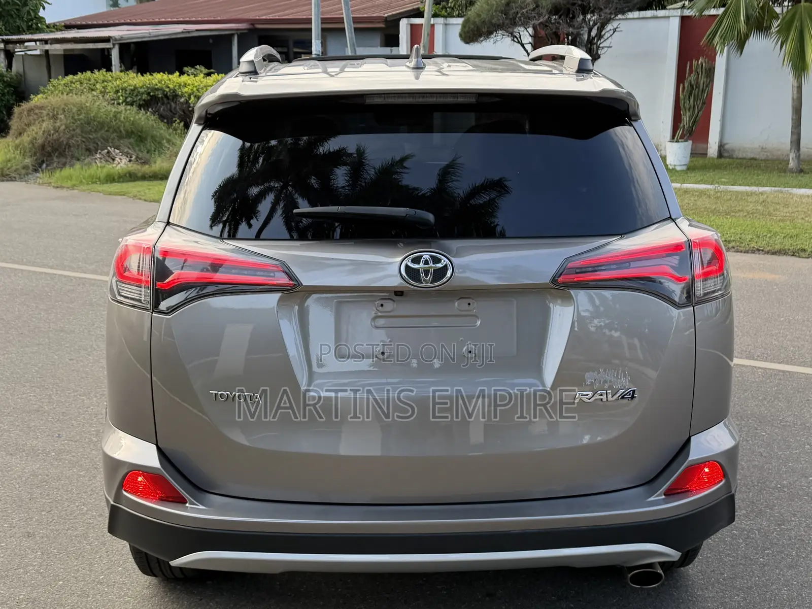 Toyota RAV4 XLE 4dr SUV (2.5L 4cyl 6A) 2018 Gold