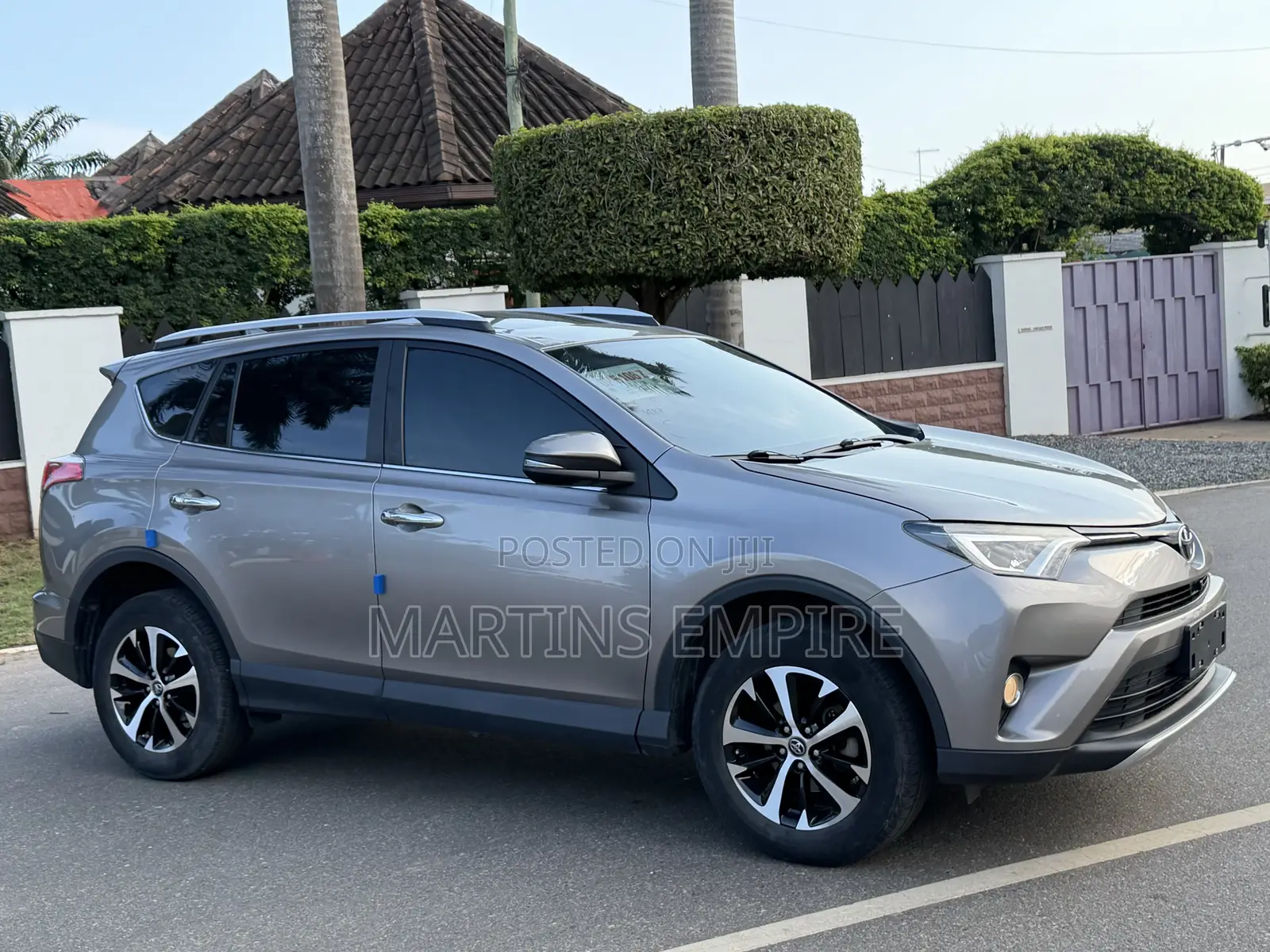 Toyota RAV4 XLE 4dr SUV (2.5L 4cyl 6A) 2018 Gold