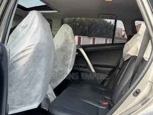 Toyota RAV4 XLE 4dr SUV (2.5L 4cyl 6A) 2018 Gold