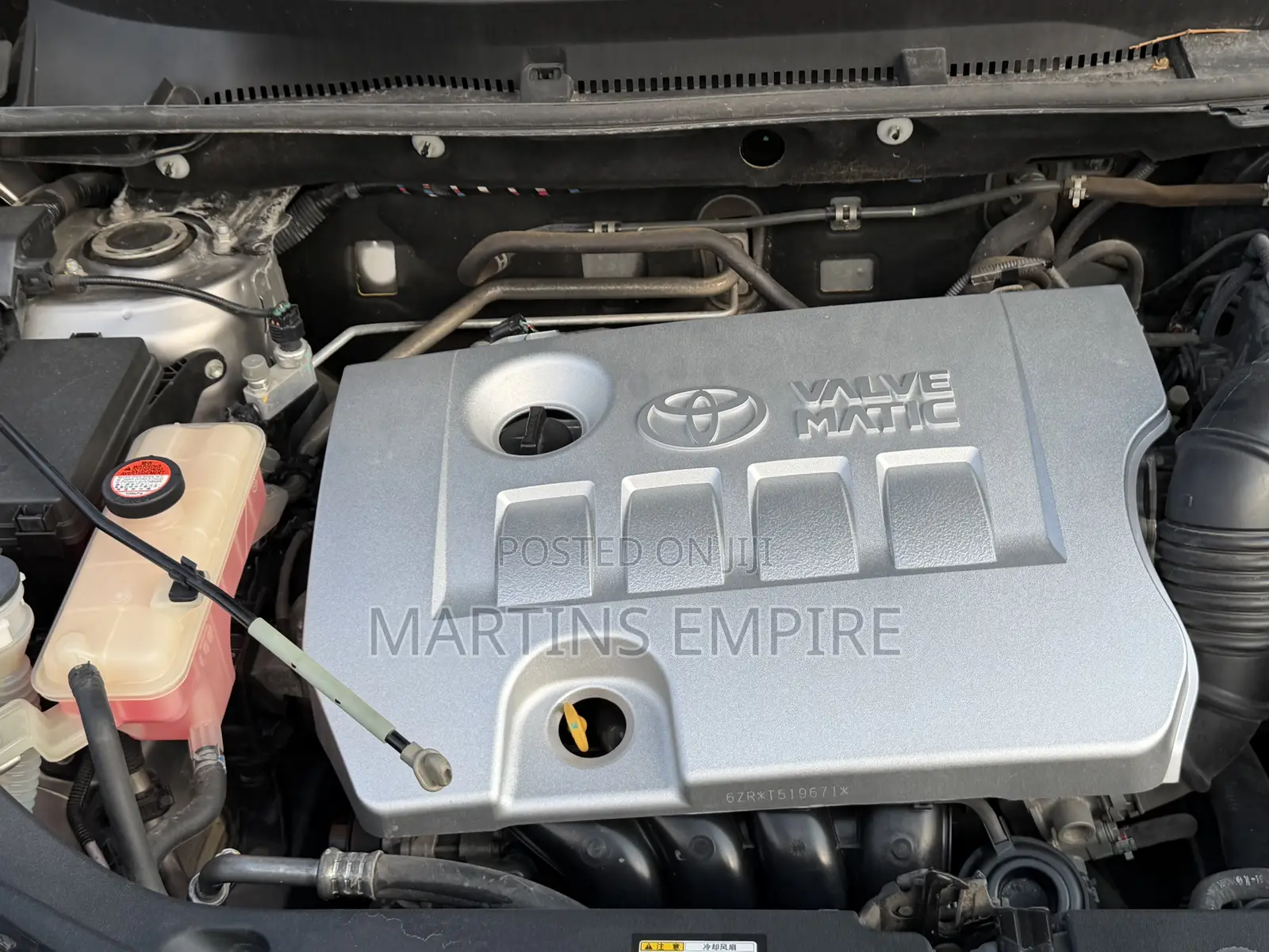 Toyota RAV4 XLE 4dr SUV (2.5L 4cyl 6A) 2018 Gold