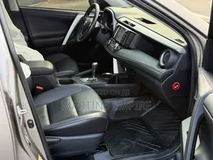 Toyota RAV4 XLE 4dr SUV (2.5L 4cyl 6A) 2018 Gold