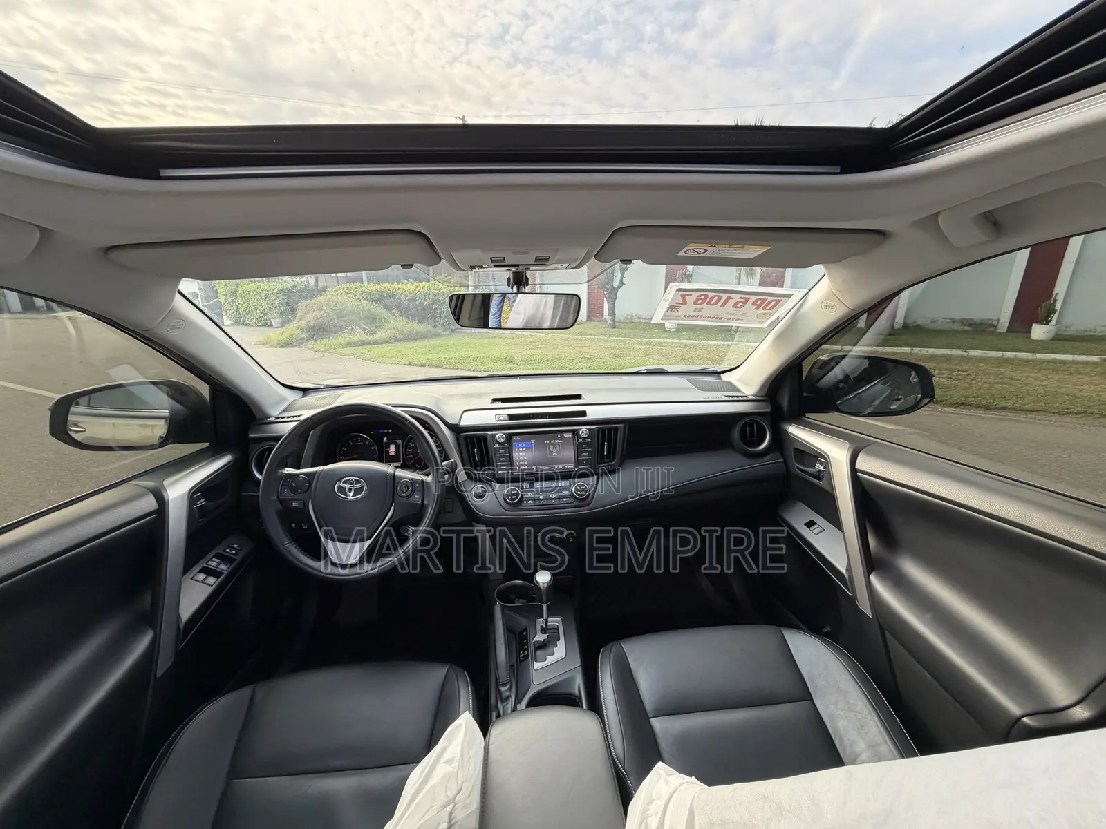 Toyota RAV4 XLE 4dr SUV (2.5L 4cyl 6A) 2018 Gold