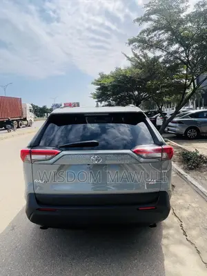 Toyota RAV4 XLE 2021 Gray