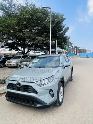 Toyota RAV4 XLE 2021 Gray