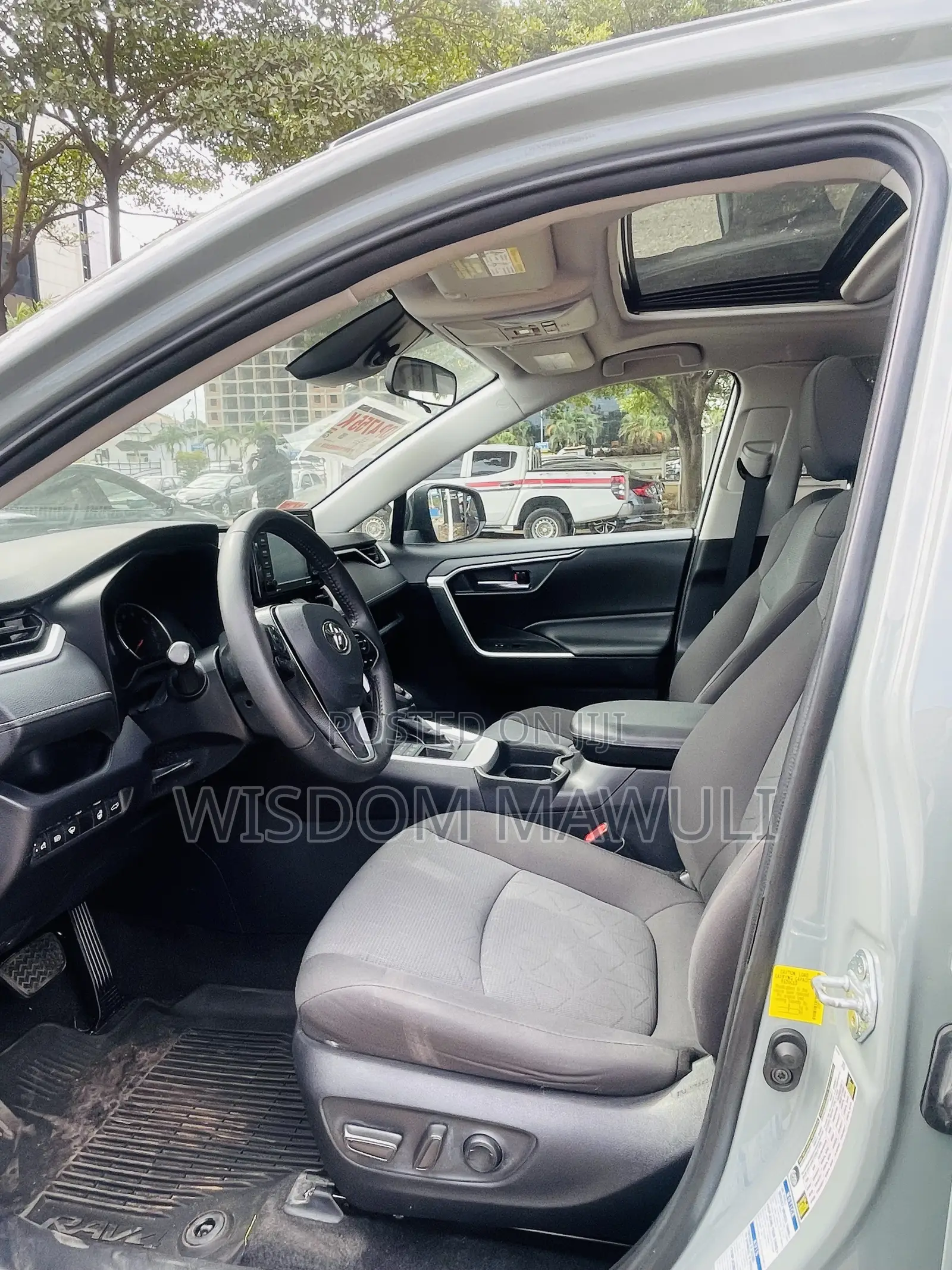 Toyota RAV4 XLE 2021 Gray
