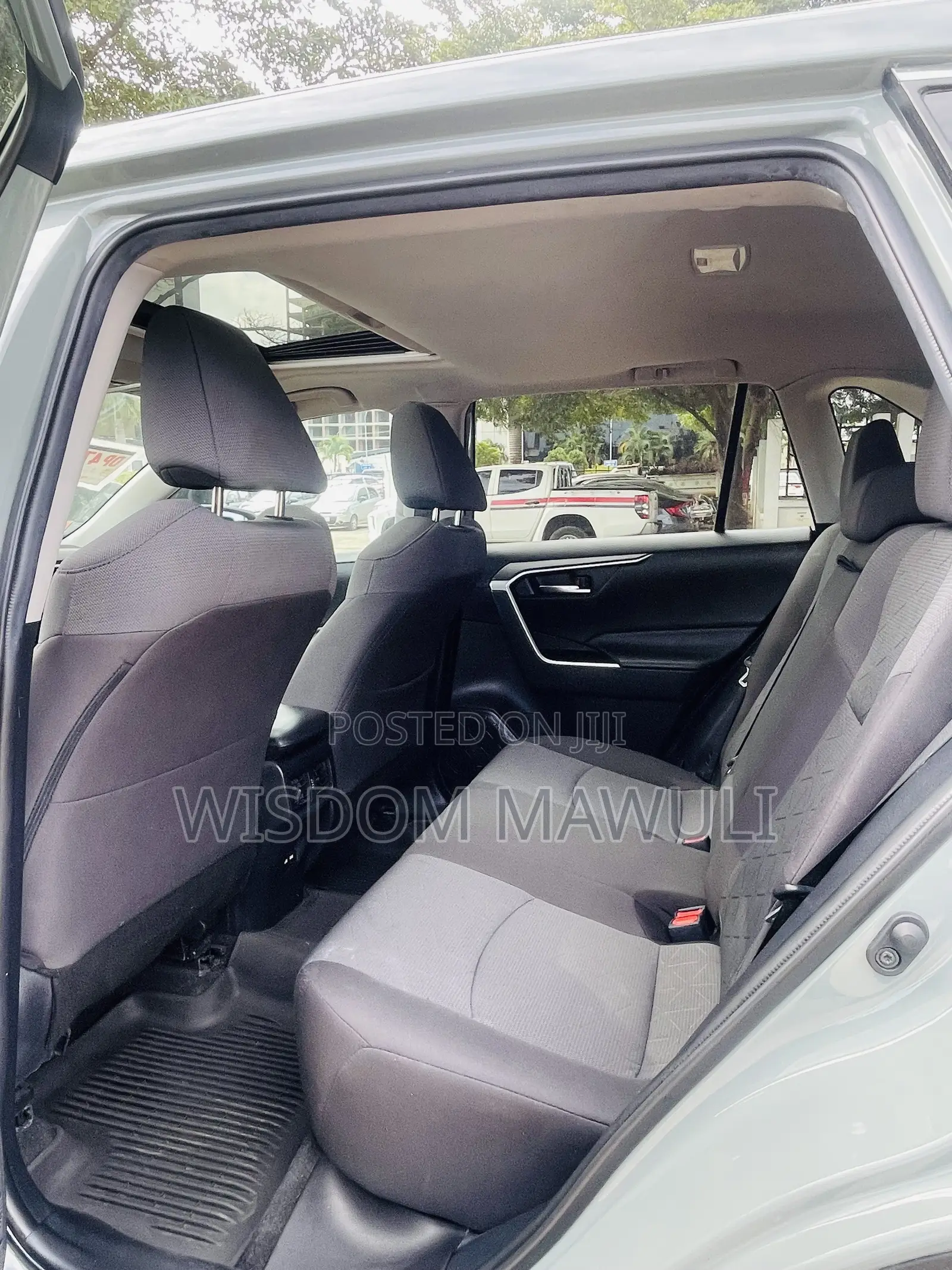 Toyota RAV4 XLE 2021 Gray