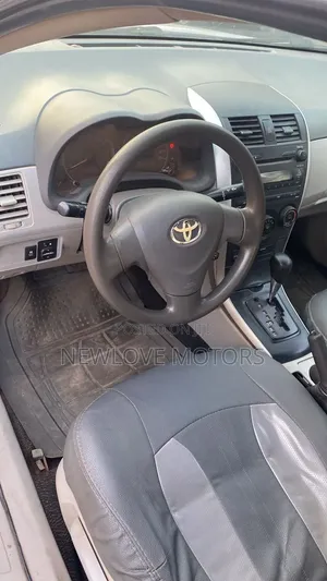 Toyota Corolla LE 4dr Sedan (1.8L 4cyl 4A) 2011 Silver