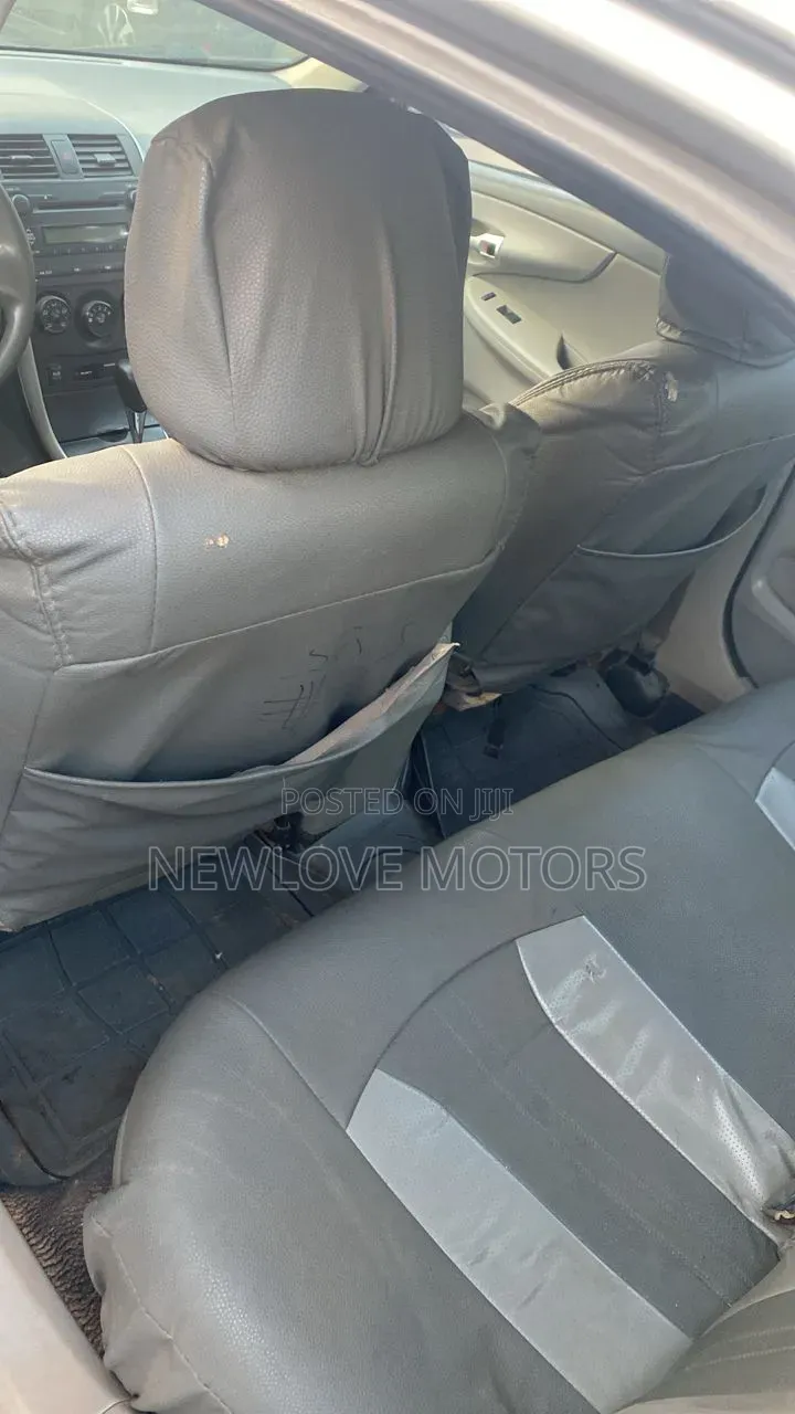 Toyota Corolla LE 4dr Sedan (1.8L 4cyl 4A) 2011 Silver